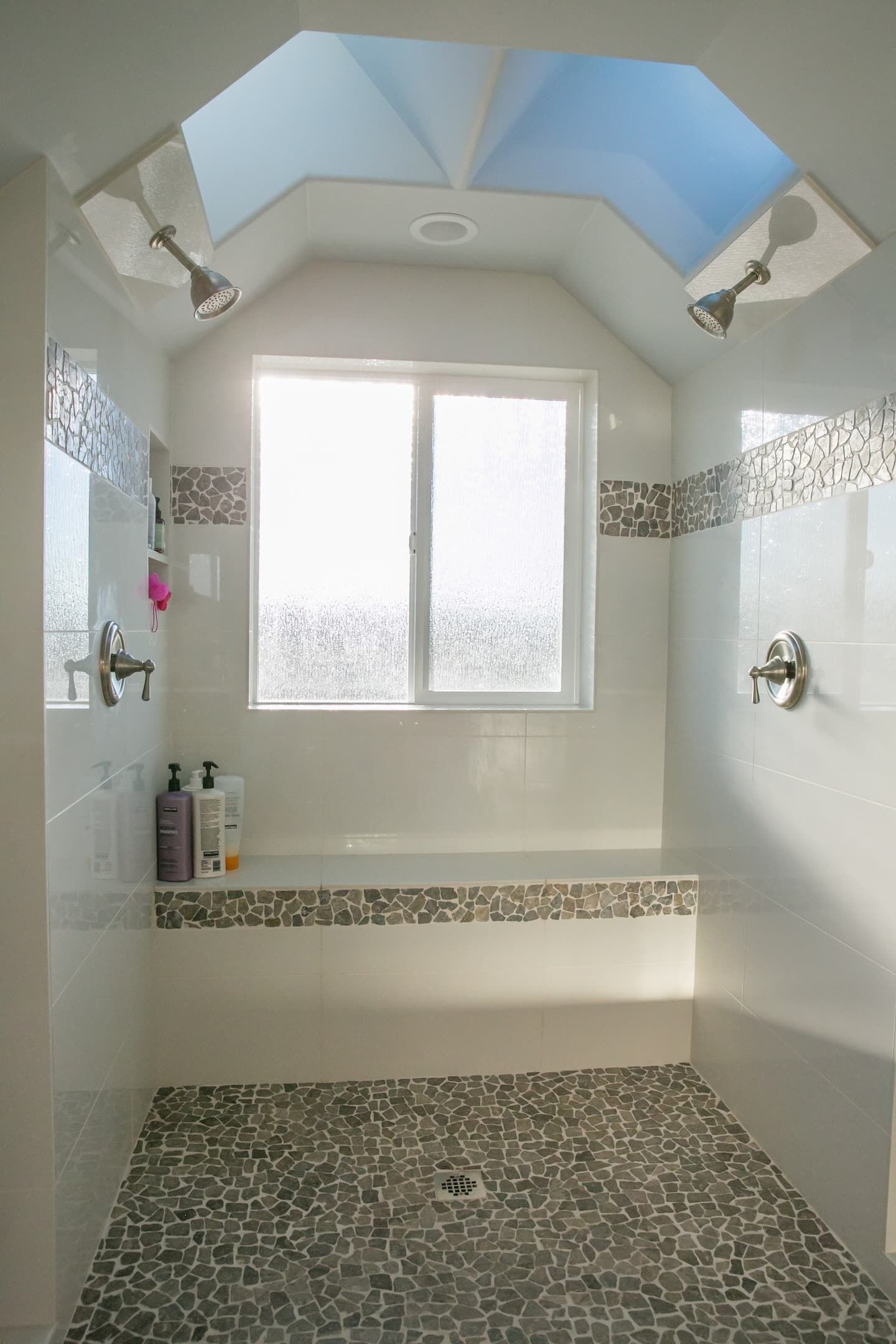 Combined shower/bathtub, hair dryer, towels, soap