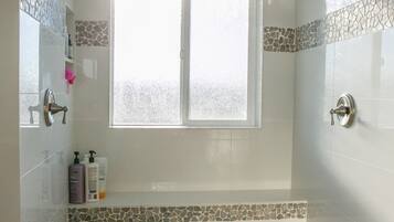 Combined shower/bathtub, hair dryer, towels, soap