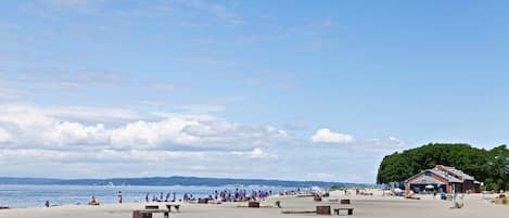 Una spiaggia nelle vicinanze