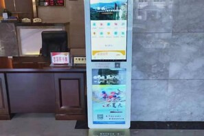 Una recepción con un panel digital y una pared con diseño texturizado.