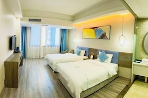 A hotel room with two beds, a TV, a desk, and a bathroom. - Biyun Lanting Hotel (Zunyi Huizhi) (Zunyi)
