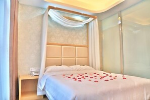 A hotel room with a bed, a bedside table, and a curtain. - Shaoxing Narnia Garden Hotel (Shaoxing)