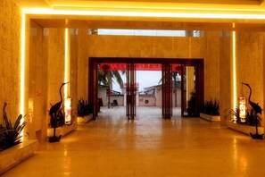 En hotellobby med ett marmorgolv, en receptionsdisk och utsikt över omgivningarna.