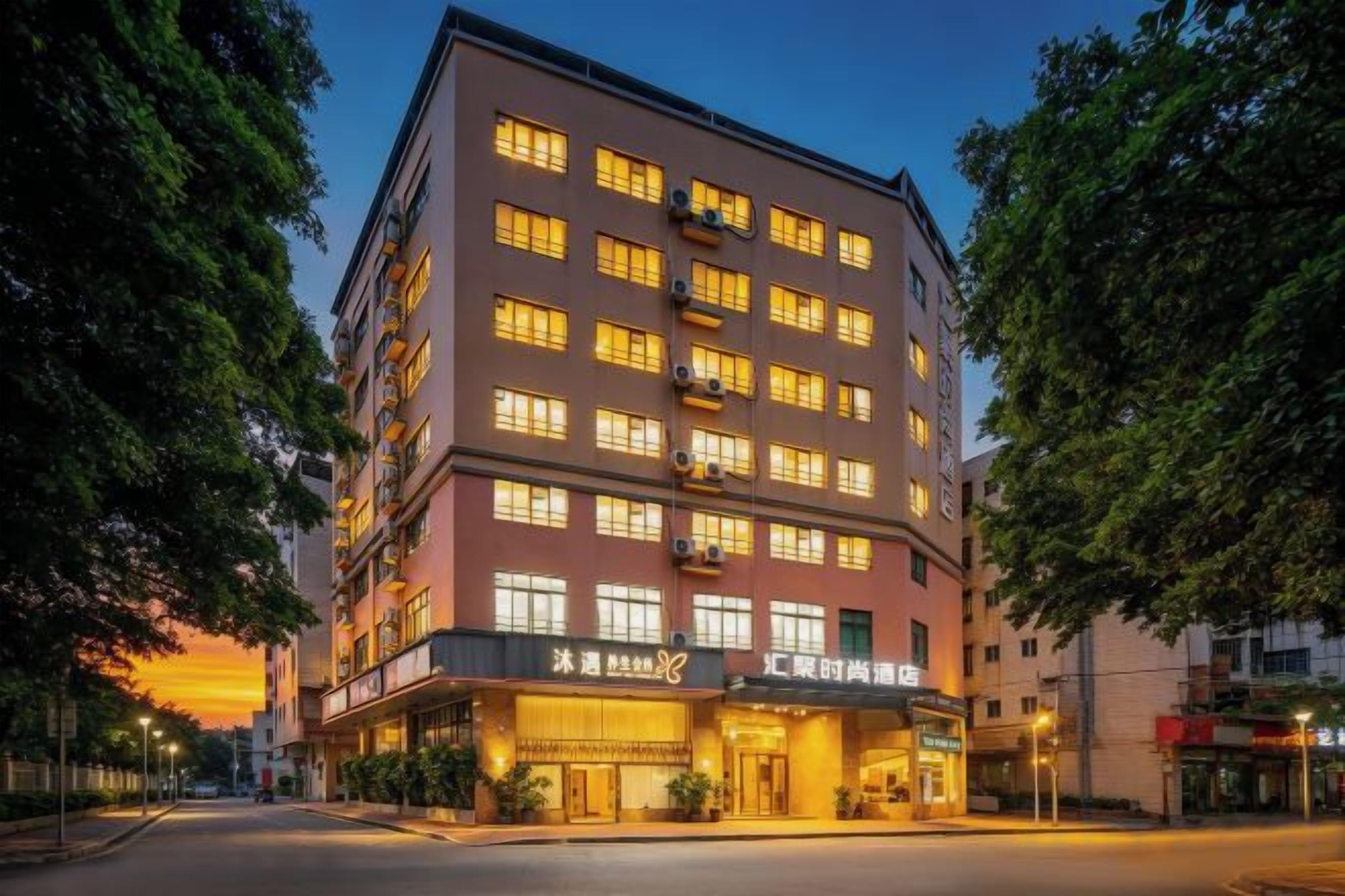 Ein mehrstöckiges Hotel mit Restaurant im Erdgeschoss und einem gut sichtbaren Eingang.