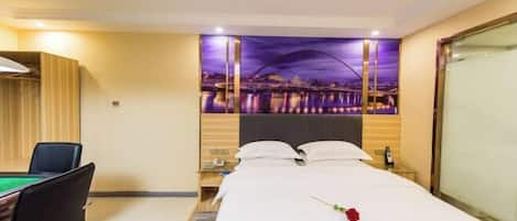 Une chambre d’hôtel avec un lit, un bureau doté d’une table de billard et une vue sur la ville.