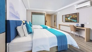 A hotel room with a bed, a desk, a chair, and a painting on the wall. - City Youpin Hotel (Wuhan Zuoling New City) (Wuhan)