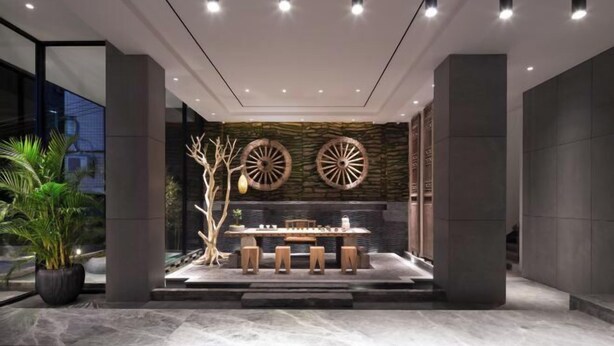 Ein modernes Interieur mit einer zentralen Essecke, Steinwandakzenten und einem minimalistischen Design.