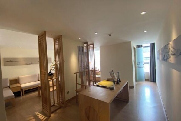 Un intérieur moderne avec un canapé, un bureau et une cloison en bois.