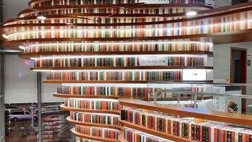 Une bibliothèque en forme d’escalier en colimaçon, avec plusieurs niveaux pour ranger les livres.