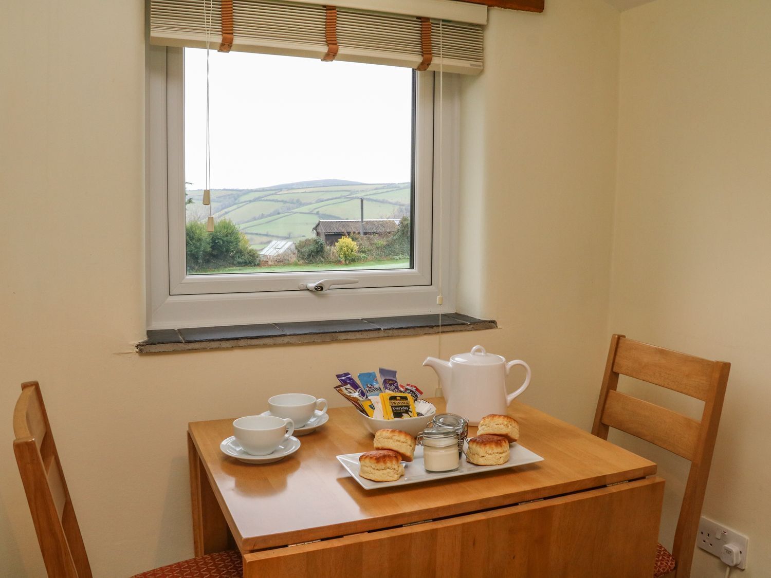 Cottage | Private kitchen | Fridge, dishwasher, electric kettle, toaster