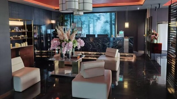 A modern lobby with a marble reception desk, plush seating, and a large chandelier. - Lavande Hotel (Longnan Changjiang Avenue) (Longnan)