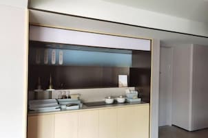 Una cocina moderna con estufa integrada, microondas y extractor de humos.