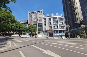 Hotel com design moderno, destacando uma placa e fachada curva.