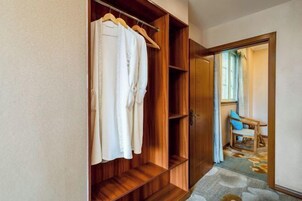 Un vestidor con estantes de madera y una barra para colgar ropa.