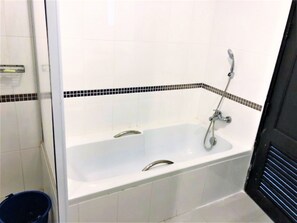 Apartamento, 1 habitación, fumadores, balcón | Baño | Toallas