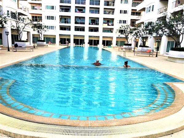 Una piscina al aire libre