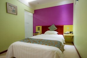 A hotel room with a bed, a nightstand, a desk, and a chair. - Chongqing Ronghua Hotel (Jiangjin Passenger Transport Center Branch) (Chongqing)