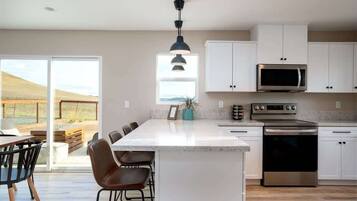 Refrigerador, microondas, horno, placa de cocina