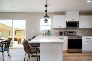 Een koelkast, een magnetron, een oven, een kookplaat