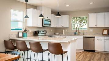 Refrigerador, microondas, horno, placa de cocina