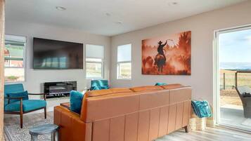 Télévision, cheminée, espaces bureaux