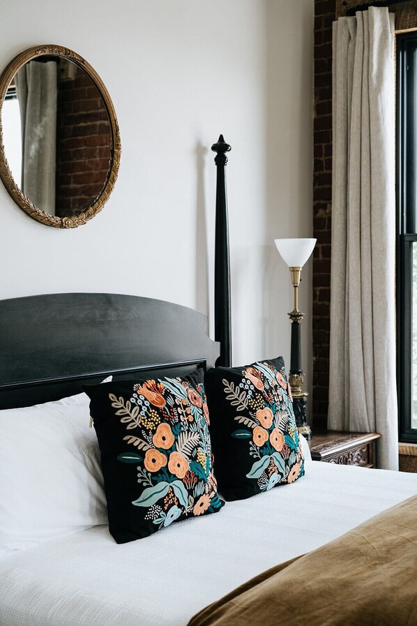 Häämatkahuone | Ylelliset vuodevaatteet, untuvapeitot, memory foam -patjalliset sängyt