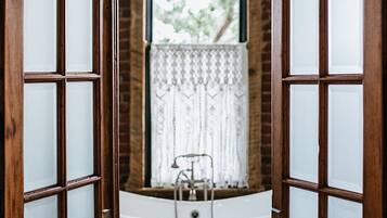 Honeymoon Room | Bathroom | Hair dryer, towels, soap, shampoo