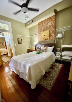2 habitaciones, escritorio, tabla de planchar con plancha y wifi gratis