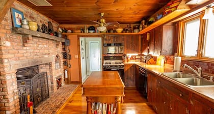 Your peaceful, private retreat, escape with friends & family! Incredible views!