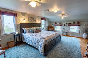 3 bedrooms, desk, iron/ironing board, free WiFi