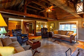 Smart-TV, Kamin, DVD-Player, Bücher