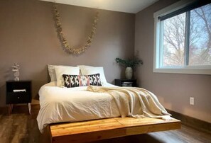 3 bedrooms, desk, iron/ironing board, travel crib
