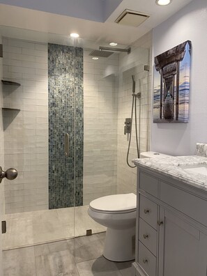 Een douche, een haardroger, handdoeken, zeep