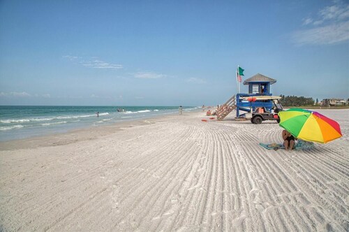 Luxury Golf Retreat in Sarasota – Elegance, Comfort & Prime Location