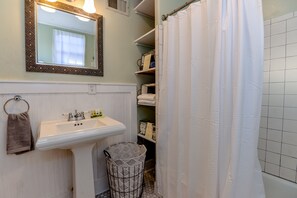 Chuveiro/banheira combinados, secador de cabelo, toalhas de banho