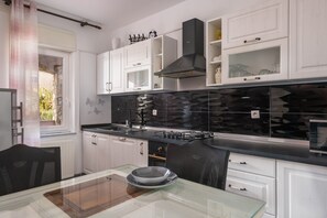 ثلاجة، ميكروويف، فرن، موقد طهي مسطح