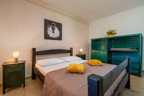 3 slaapkamers, een kluis op de kamer, een bureau