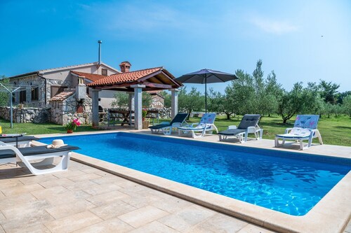 Comfortable house with swimming pool, in quiet village