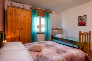 3 slaapkamers, een kluis op de kamer, een bureau