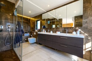 Combined shower/tub