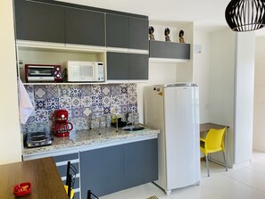 Geladeira, micro-ondas, fogão, cooktop