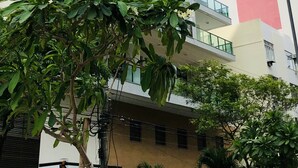 A modern high-rise building with multiple balconies and large windows. - Studio (RJ)