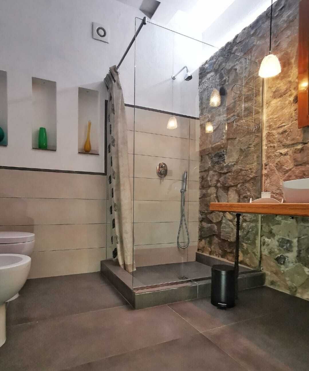 Duschwanne, Haartrockner, Bidet, Handtücher