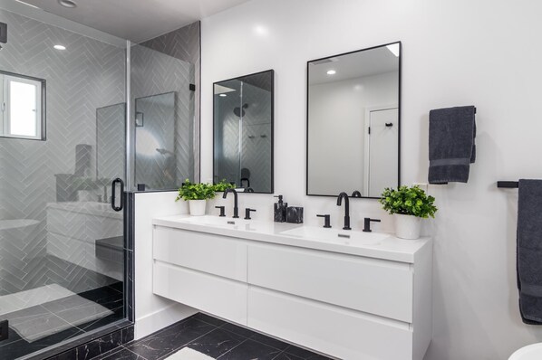 Bathtub, hair dryer, towels, soap - HOUSE IN PRIME LOCATION WITH HUGE POOL & SPA (Los Angeles)