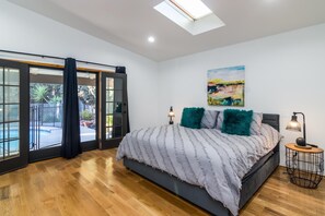 4 bedrooms, iron/ironing board, free WiFi, bed sheets