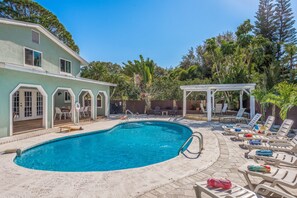 حمّام سباحة مُدفَّأ