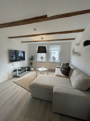 Smart TV, stereo - Lovingly renovated half-timbered apartment in a fantastic location - apartment with e-charging station (Bad Harzburg)