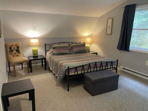 2 bedrooms, desk, iron/ironing board, travel crib - The Outlet House, Comfortable Cottage (Freeport)