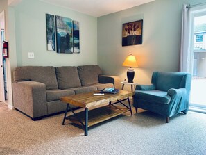 Smart TV, books - The Outlet House, Comfortable Cottage (Freeport)