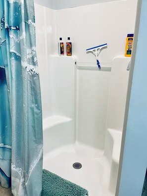 Douche, sèche-cheveux, serviettes fournies, savon